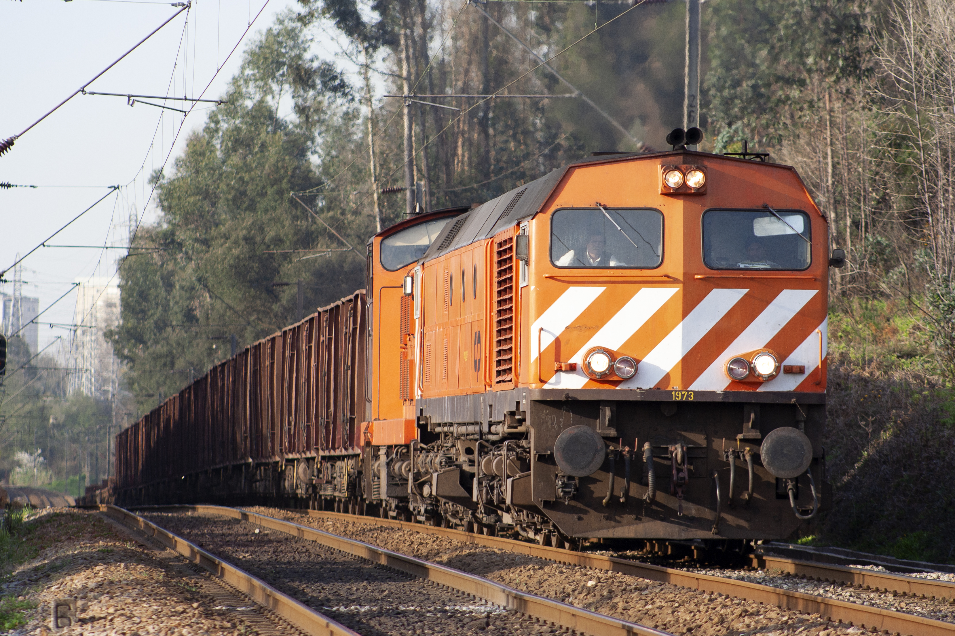 site1 3126 Comboio 75130 Valenca Gaia com reforco em traccao de 1400 a partir de Darque a passagem por Rio Tinto. Marco 200